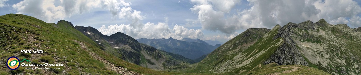 44 Panoramica al Passo di Publino (2368 m) verso Il Pizzo Zerna, la Valsambuzza, il Corno Stella.jpg